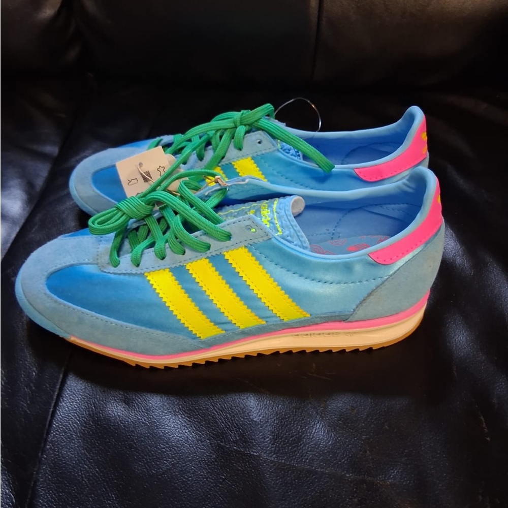 Adidas Vibrant Blue Sneakers with Yellow Stripes adidas sl 72 og w